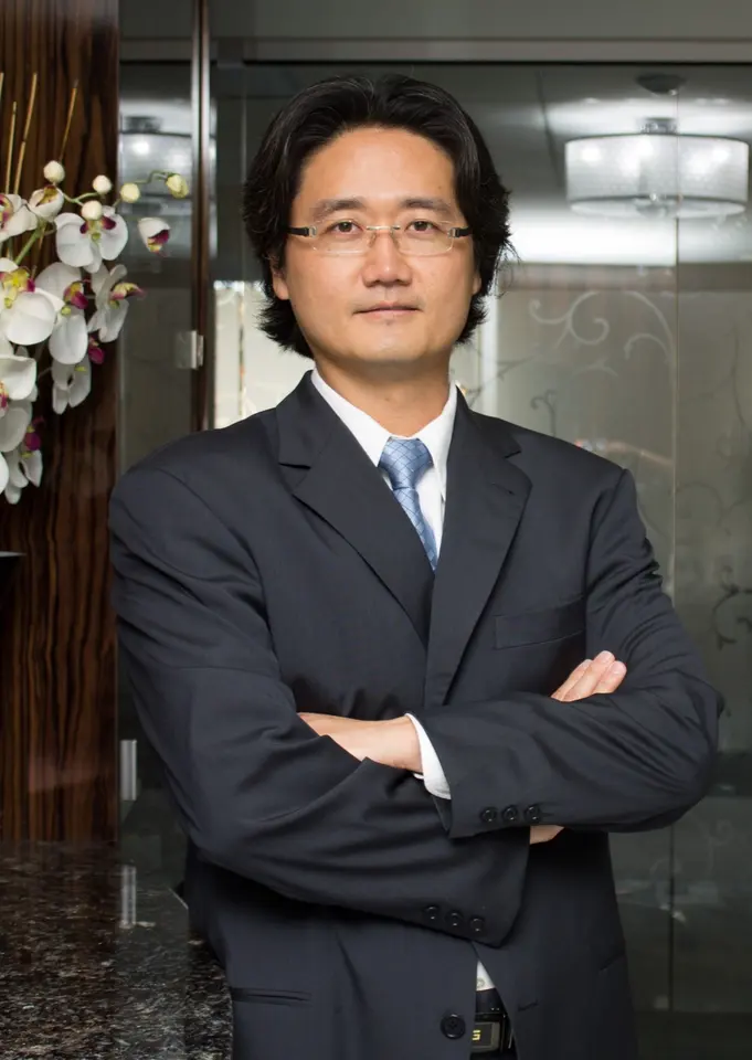 Dr. John J.W. Lee, MD, FACS, oculofacial plastic surgeon